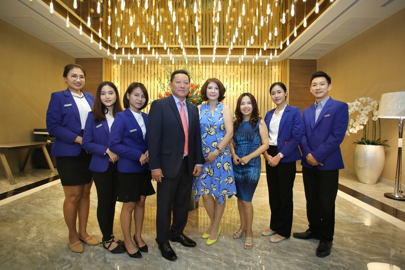 เฉลิมชัย ว่องไววิทย์ และทีมงานคอนโด